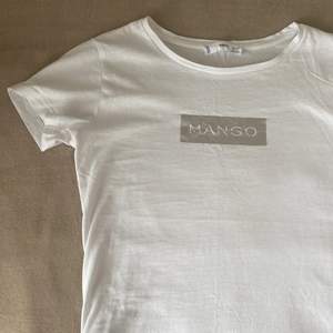 En fin och trendig mango t shirt som har storlek S och är i väldigt bra skick.