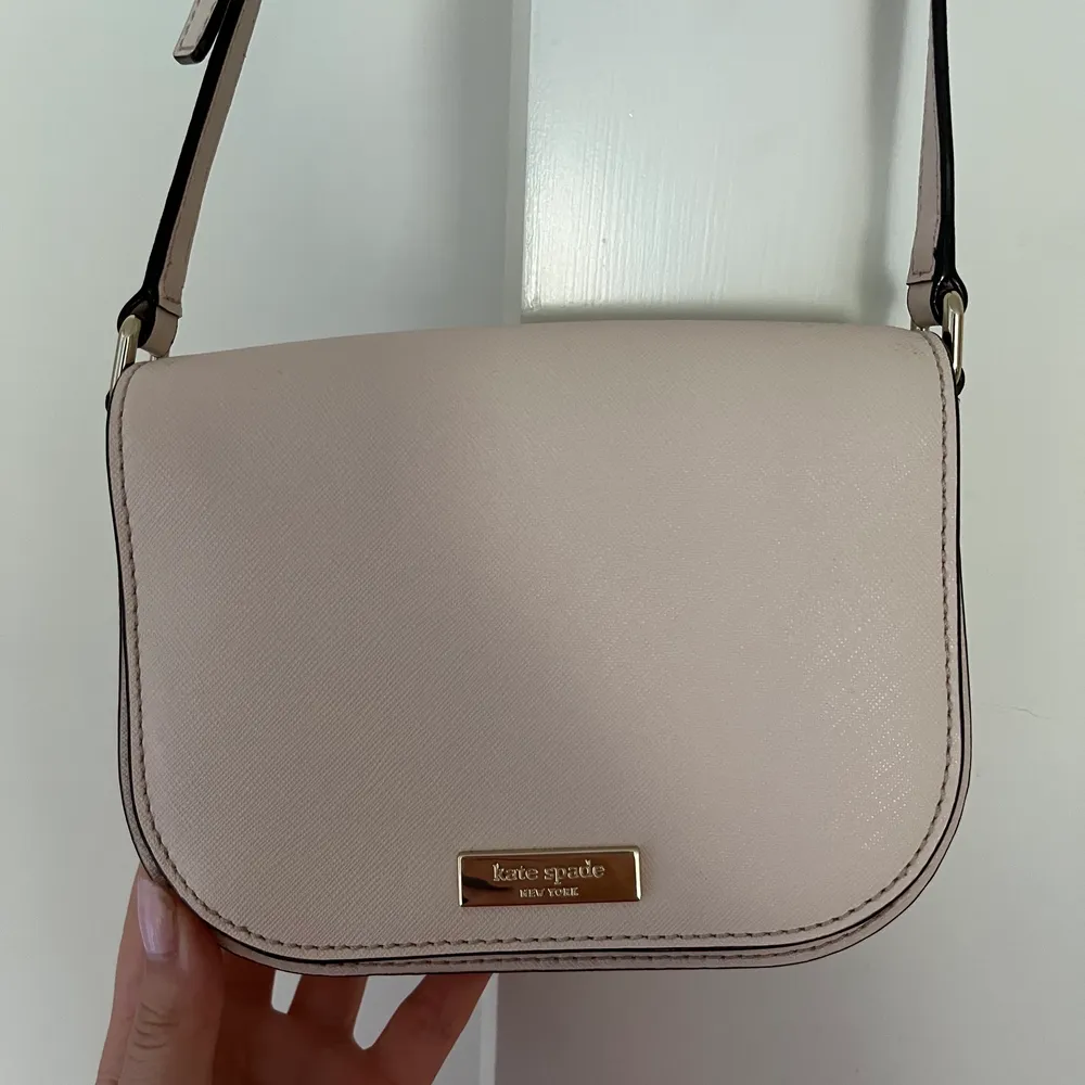 Crossbody väska från Kate Spade New york, har utgått ur sortimentet så svår att få tag på! Färg/ ljusrosa/beige! Nypris 2000kr+. Väskor.