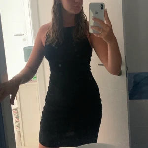 Svart klänning! - Säljer denna jättefina klänning köpt från nakd förra året! Stretchig klänning med ribbat material🖤Kontakta mig för ytterligare frågor eller bilder🫶🏼