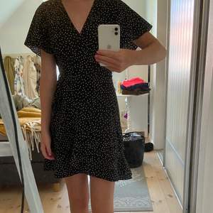 Säljer denna fina prickiga klänning 🎼 Använd fåtal gånger men i bra skick! 90kr+frakt 🤍