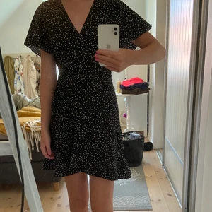 Prickig klänning  - Säljer denna fina prickiga klänning 🎼 Använd fåtal gånger men i bra skick! 90kr+frakt 🤍