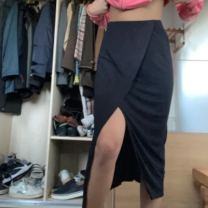 Lång kjol med slits  - Säljer den eftersom att jag har en likadan. Den är i storlek xs men skulle säga att den sitter mer som en s.