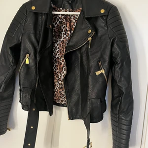 Skinnjacka  - Säljer då min skinnjacka pga att den är för liten. Den är i fint skick och inte jätte andvänd. Har ingen aning vad den koster nu och har försökt att sökt upp men hittar inget så pris kan diskuteras!