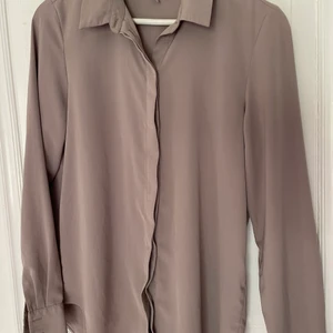 Skjorta - Fin grå/beige skjorta från hm 