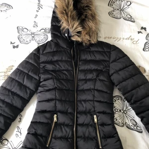 Vinterjacka - Nypris 500kr. Finns ej kvar att köpa. Fint skick! Kan skickas, köparen står för frakt☺️