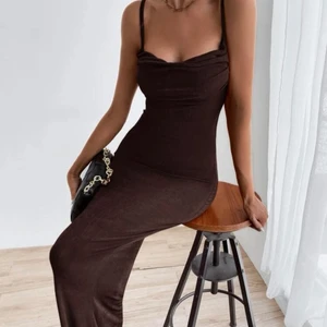 klänning - en brun klänning med öppen rygg, råkade få två så säljer ena! skit snygg‼️