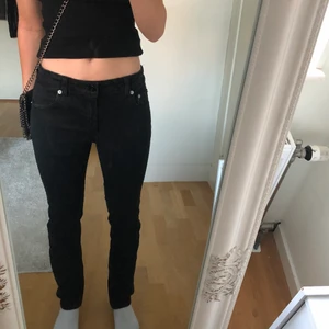 Svarta Jeans - Säljer nu dessa jättefina svarta mid waist jeans ifrån Lager 157!😍 Jag vet inte  vilken storlek det är men de passar mig som brukar ha 32-34 i jeans🥰 De är i fint skick och aldrig använda. Köptes för 249kr men säljer för 100kr+ frakt💞