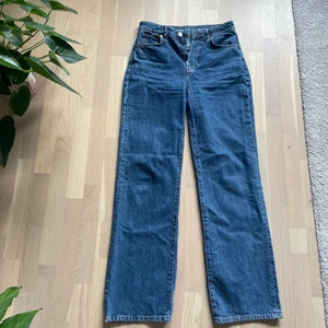 Jeans från Bikbok - Blåa jeans från bikbok. Köpta för 4 månader sedan, använda 2 ggr. Storlek W30 L32.