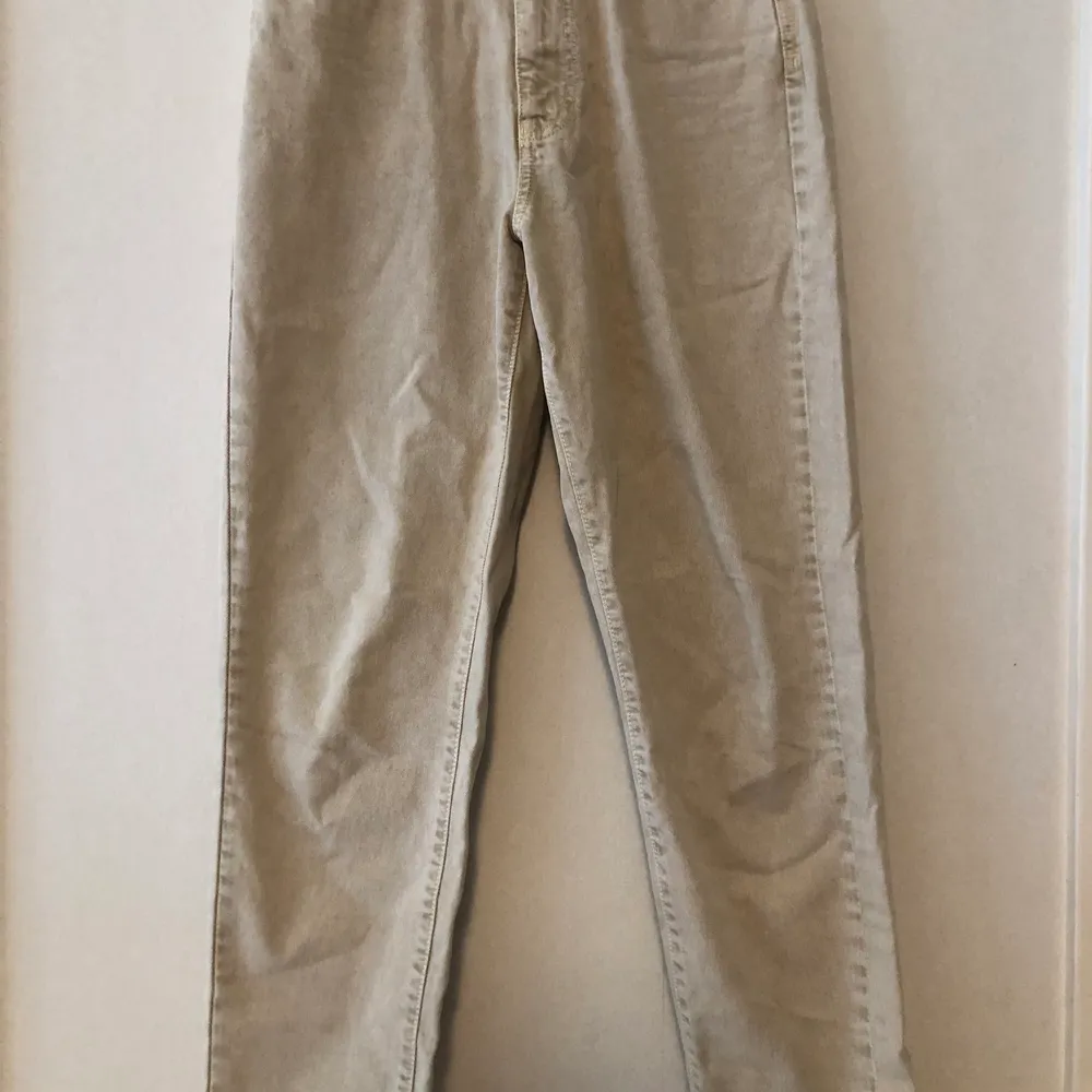 Beiga jeans från Gina Tricot. Lite mom-jeans modell. Köparen står för frakten . Jeans & Byxor.