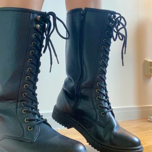 Svarta boots - Svarta boots med snörning och dragkedja 🗝 Använd max 2 gånger ✨ Skriv för frågor!