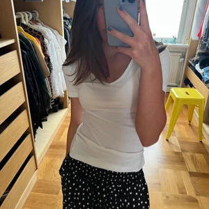 Prickig kjol - Jättefin prickig kjol från Hm som inte kommer till användning längre💕den är i storlek 146 men har resor och är stretchig så skulle säga att den passar en XS då jag vanligtvis är det😍