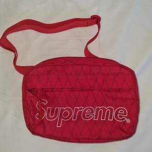 Supreme shoulder bag FW18 - Köpt direkt från Supreme's egna hemsida när dem släpptes, FW18.  Nyskick då den är väldigt sparsamt använd.