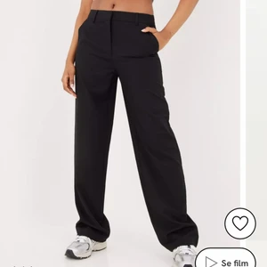 Kostymbyxor  - Från Nelly men säljs så jag har ett par liknande, kontakta för fler bilder💕❤️ (Köparen står för frakt)