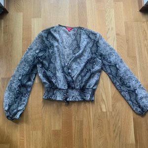 Guess blus - Säljer min Guess blus då den ej kommer till användning längre. Köpt i USA i Guess butiken🥰 Köparen står för frakten