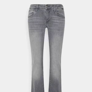 Slutsålda grå lågmidjade jeans🤍 - Intressekoll på dessa supersnygga och eftertraktade Mavi jeans! Perfekt lågmidjade och passar verkligen till ALLT🤍 Köpta på zalando och sparsamt använda! Helt slutsålda på hemsidan🤍
