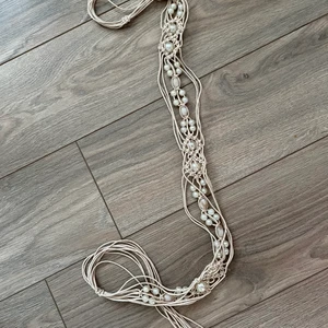 Bälte av pärlor  - Snyggt bälte med pärlor på