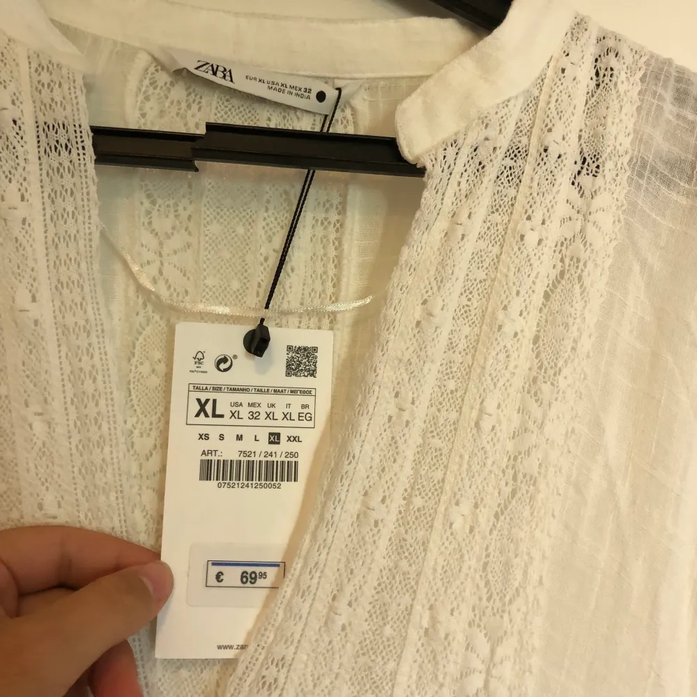 Superfin zara klänning i storlek XL. Skulle säga att den passar en L också. Säljs då jag råkade köpa två. Nypris 800kr, säljs för 350kr . Klänningar.