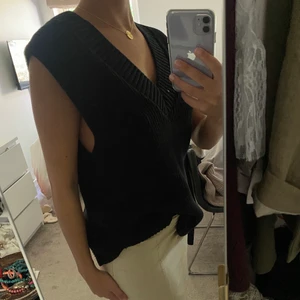 Väst  - Stickad väst som går att stylea med mycket! Den är lite oversize. 