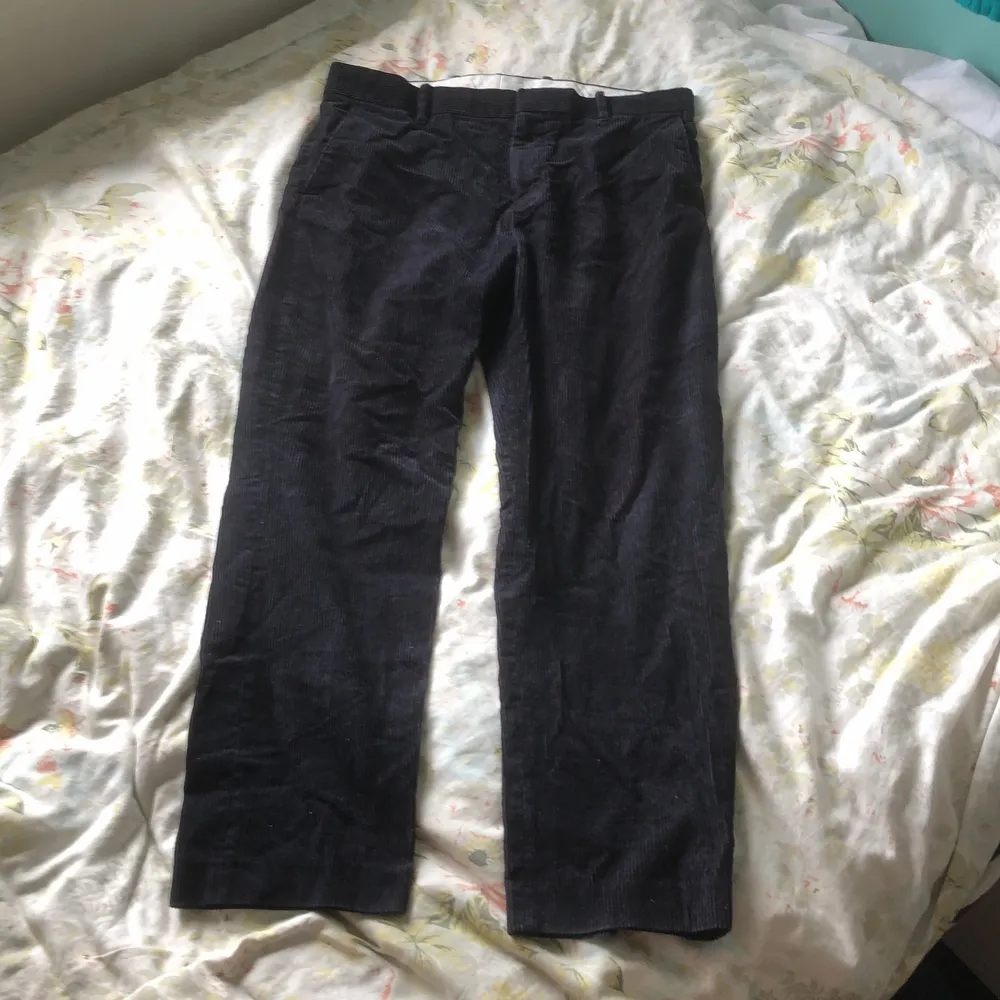 Svarta manchesterbyxor från Weekday, använda ett par gånger men de har inga defekter. Modellen/produkten kallad ”trevor cord trousers”. Kan mötas upp på Södermalm, annars står köparen för frakten.. Jeans & Byxor.