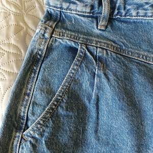 Blåa högmidjade Denim 1953 jeans. ~ Varan kostar 100kr och frakten kostar 59kr.