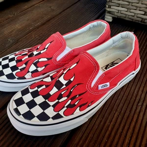 Vans classic slip-ON sneakers "Checker-flame" racing red - Vans sneakers säljes. Använt, men bra skick. Stl 39. Frakt tillkommer om varan ska skickas. Katt finns i hemmet. 