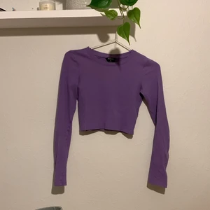 Tröja från monki - Säljer min lila ribbade tröja från monki💞 den är i bra bra skick och inte använd så många gånger⚡️ den är dock lite ljusare än vad det ser ut som på första bilden,  se färgen på bild 3💗 obs köparen står för frakt