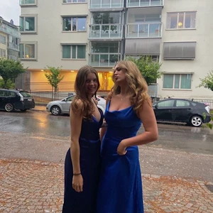 Finklänning - Säljer denna blå klänning eftersom den bara tar onödig plats i garderoben. Har bara använt den en gång till ett bröllop💖