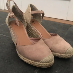 💗💗 - Jag säljer mina klackar för dom är för små! Dom kan ha non liten fläck men annars i bra skick! Perfekt till sommaren!