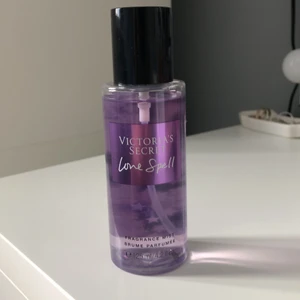 Victoria’s Secret parfym - Doften Love spell.  Såhär 🤏 lite sprejat. Inte vanliga storleken utan 125ml.