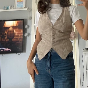 Kostymväst - Assnygg beige mönstrad kostymväst köpt secondhand🤍 supertrendig och funkar både med eller utan tröja under! Justerbar midja och kan sitta både tight och löst utefter preferens🤍