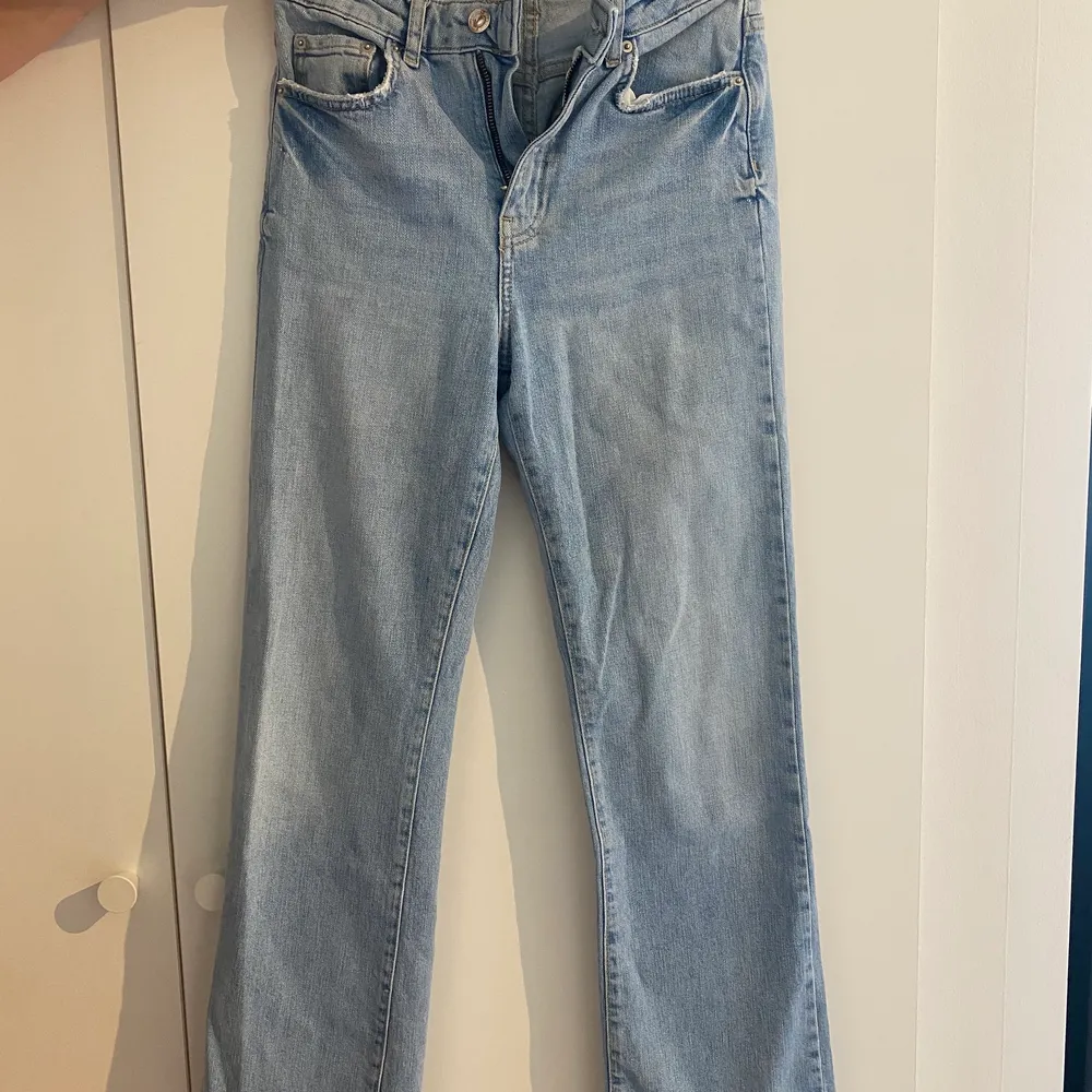 Superfina raka blåa jeans! lite kortare modell, storlek 34, köparen står för frakten. Jeans & Byxor.