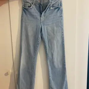 Superfina raka blåa jeans! lite kortare modell, storlek 34, köparen står för frakten