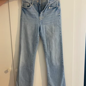 Blåa jeans Gina storlek 34 - Superfina raka blåa jeans! lite kortare modell, storlek 34, köparen står för frakten