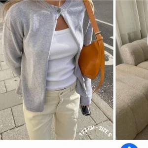 Djerf stickad  - SÖKER denna button up tröja från Djerf Avenue i stl xs eller s!! Hör av er till mig om ni säljer och vill diskutera pris🍓🫶🏽