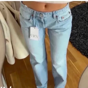 Zara jeans - Zara jeans midwaist i st 32, använda få gånger 💕
