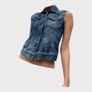 Replay denimväst - Supercool denimväst från Replay! I jättefint skick 🪩