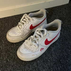 Nike Air Force - Ett par nike af1 som är använda en del men fortfarande i gott skick. De har en liten fläck på vänster sko men är inget jag tycker stör och går säkert att få bort. (bild 3) Storlek 36✨