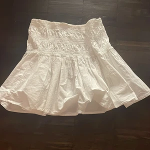 Vit kjol - Jätte fin vit kjol från primark, köpt förra sommaren och endast använd 2 gånger💕 som nyskick💕 Köparen står för frakt