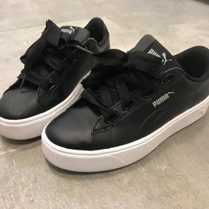 Puma skor - Hejj, säljer dessa fina puma skor i storlek 38! Endast användt dom 1-2 gånger så dom är i ett väldigt bra skick. Nypris 499 kr men säljer för 250 kr!💕