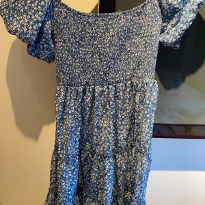 Blommig klänning  - Säljer denna super söta klänningen från Shein. Aldrig använd då den tyvärr var förliten. Passar storlek S💙 Säljer för 100kr plus frakt. 