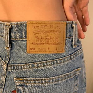 Vintage Levis jeans - Vintage Levis jeans, superfina men är alldeles för stora för mig. Tror att de är strl S men passar nog mer än m. Jag är 160cm & brukar ha xs i jeans💓 Kan även gå ner i pris bara höra av er privat❤️