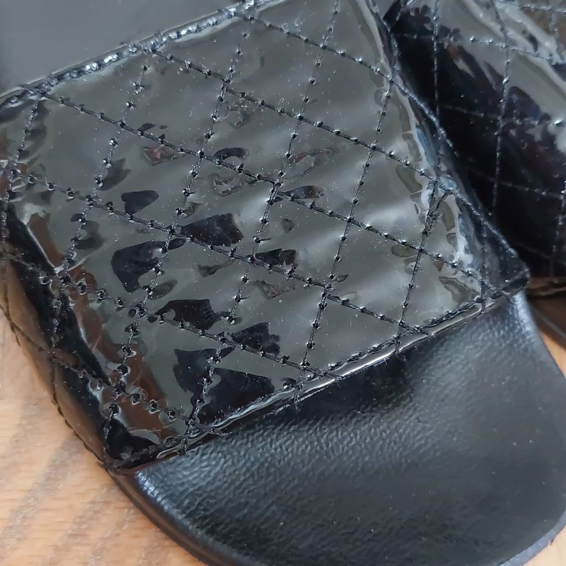 Sköna tofflor - storlek 39 (små i storlek)  - 90