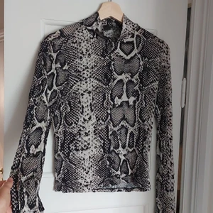 Långärmad tröja gina tricot - strl . M - En superskön tröja från gina som passar bra instoppade i jeans osv. Använts väldigt sparsamt.