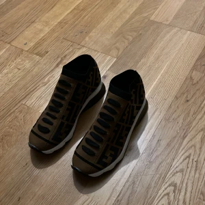 Fendi skor  - Snygga Fendi skor i storlek 36