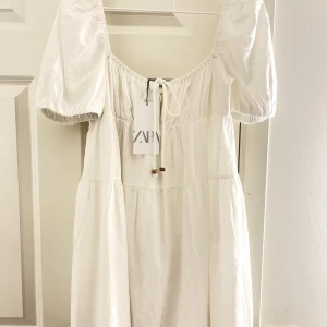 Zara klänning - Nyskick! Kort sommarklänning med puffiga armar Passade inte mig eftersom jag är 170cm lång. Annars ser den sjukt snygg ut, perfekt för Pinterest bilder🥰
