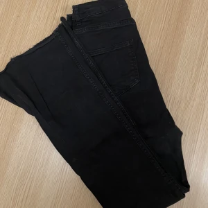 Bootcut jeans - Säljer dessa fina bootcut jeansen i storlek 38! Bra skick! Egensydd slits nertill (se bild 3)! Passar nog någon runt 170cm!💗