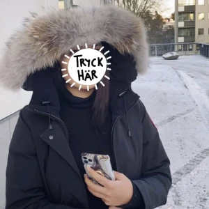 Canada Goose jacka - Canada Goose Victoria parka. Köpt på Johnells. Endast använd 2 vintrar. Fint skick! Säljs pga att jag inte använder den längre. Nypris är 12,500kr. PRIS KAN DISKTERAS VID SNABB AFFÄR‼️