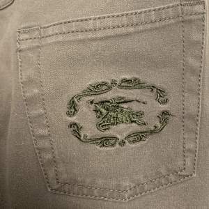Militärgrön jeanskjol från Burberry ⭐️ Medellång i storleken, och sitter mer som en M än en 42