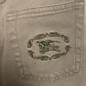 Burberry jeanskjol  - Militärgrön jeanskjol från Burberry ⭐️ Medellång i storleken, och sitter mer som en M än en 42