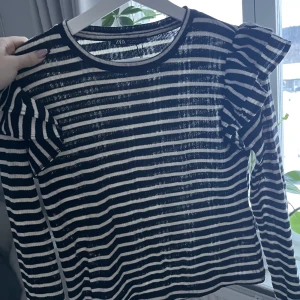 Tröja - Köpt förra året på zara men nästan aldrig fått användning för den så därav säljer jag❣️ Är du intresserad eller har några frågor får du gärna skriva till mig så svarar jag så snabbt jag kan❣️❣️ 100kr exkl frakt❤️